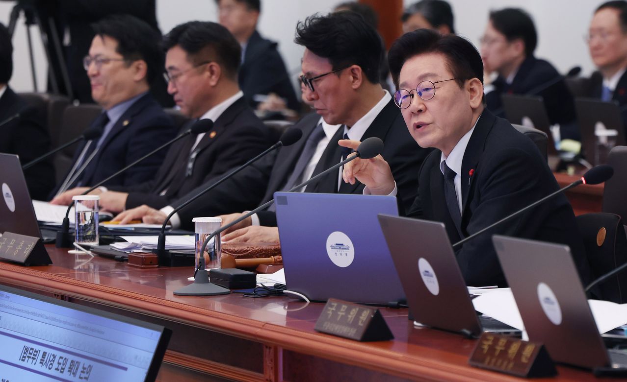이재명 대통령이 청와대에서 열린 국무회의에서 발언하고 있다. [청와대사진기자단] 
