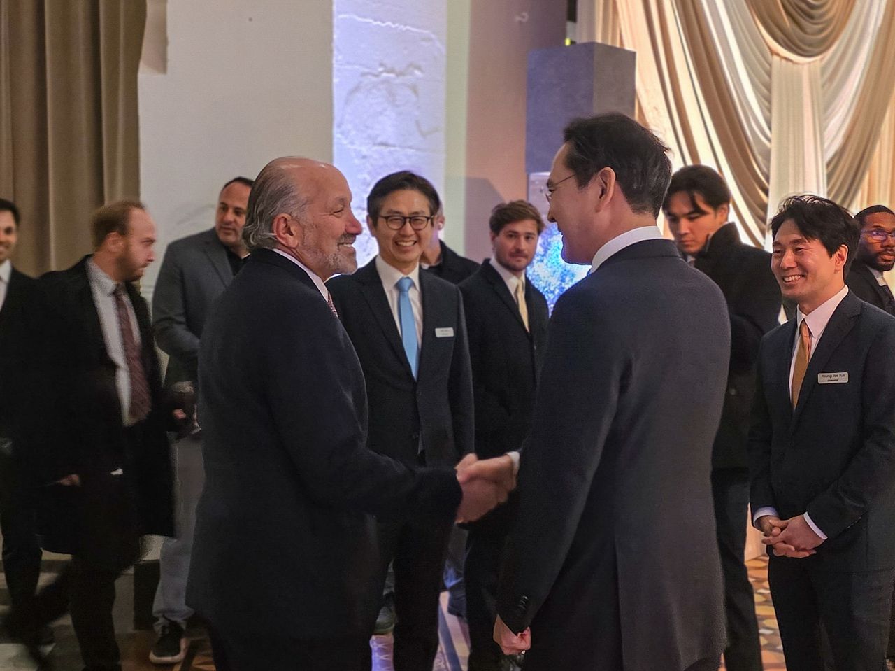 이재용 삼성전자 회장이 1월 28일(현지시간) 미국 워싱턴 D.C. 스미스소니언 예술산업관에서 열린 갈라 디너에서 하워드 러트닉 미국 상무부 장관을 만나 대화하고 있다. 사진 삼성전자