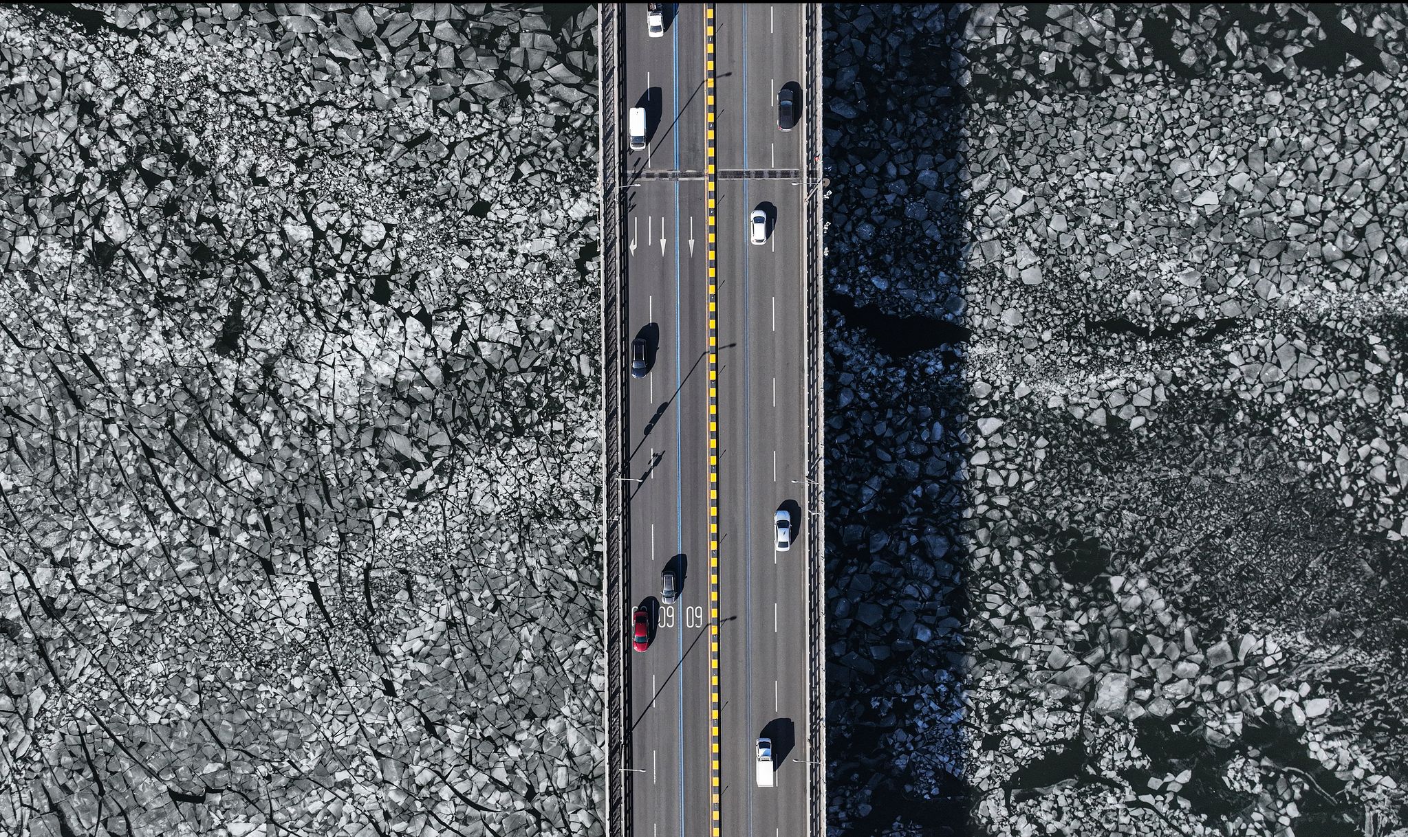 강추위가 계속된 28일 오전 서울 강동구 천호대교 일대 한강변이 얼어 있다. 김경록 기자