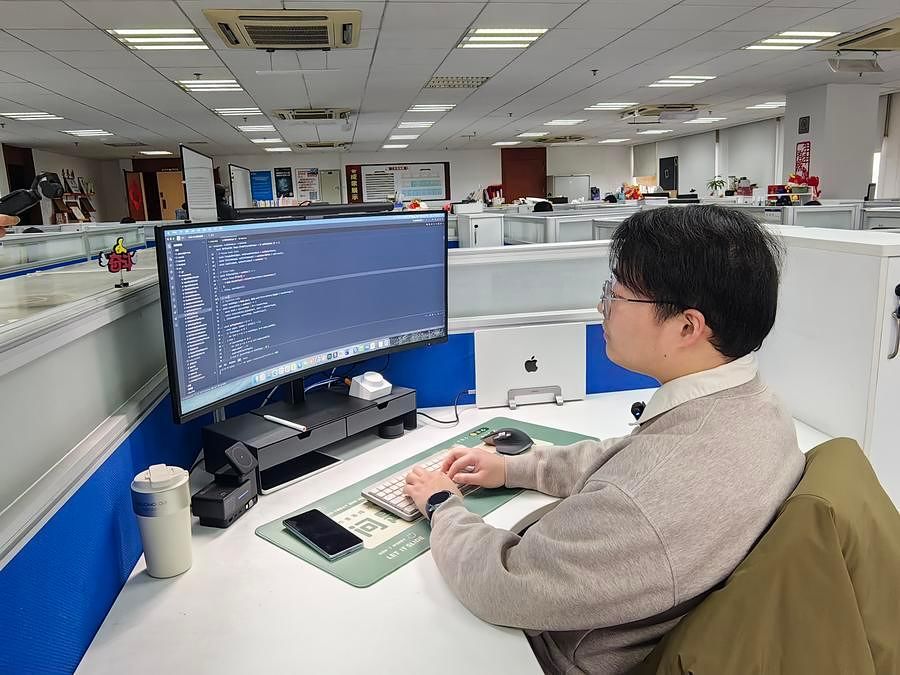 업무 중인 AI 트레이너. 신화통신