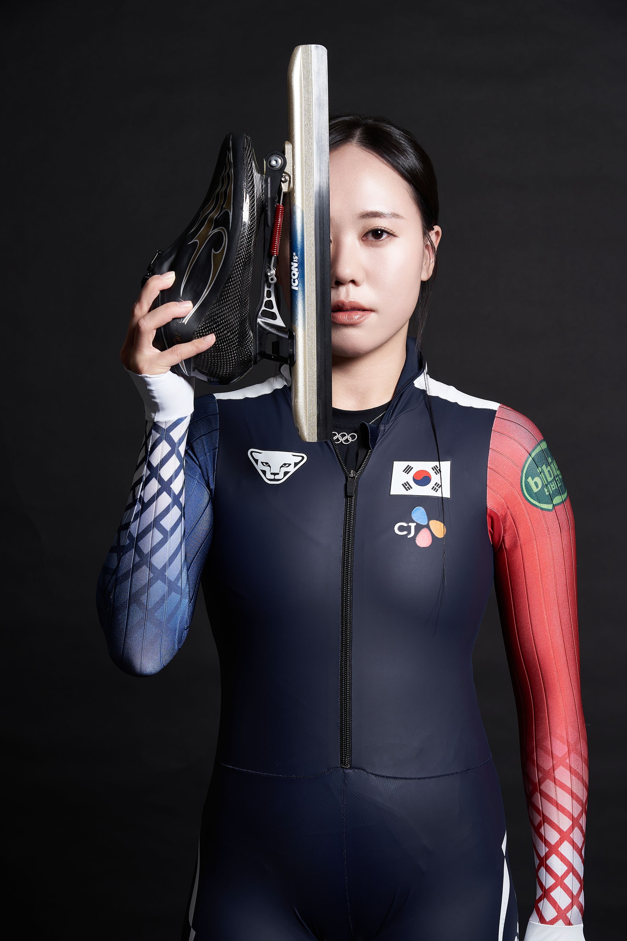 한국 기수로 나서는 스피드스케이팅 기대주 박지우. 남자 선수와 하루 5시간 사이클을 타며 올림픽에 대비했다. [사진 700크리에이터스]