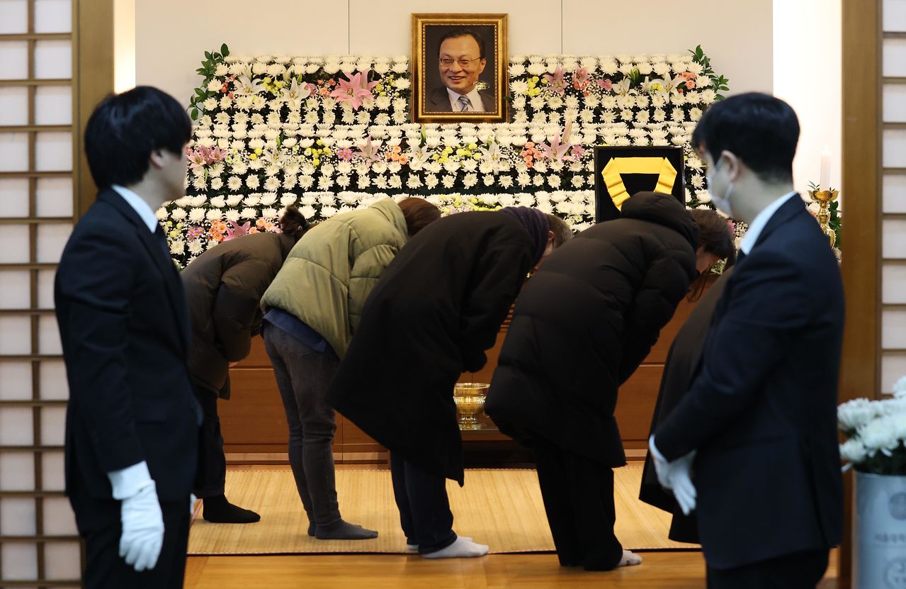29일 오전 서울 종로구 서울대학교병원 장례식장에 마련된 故 이해찬 전 국무총리의 빈소에서 시민들이 조문을 하고 있다. 뉴스1