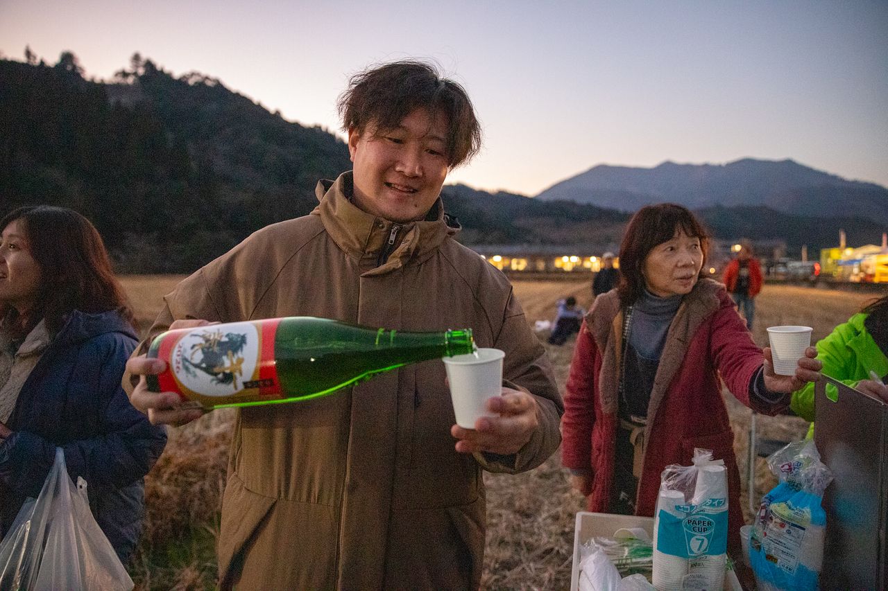 시와스 마쓰리에서는 난고촌 주민이 나누는 음식도 맛볼 수 있다. 전통주를 따라주는 청년의 모습.