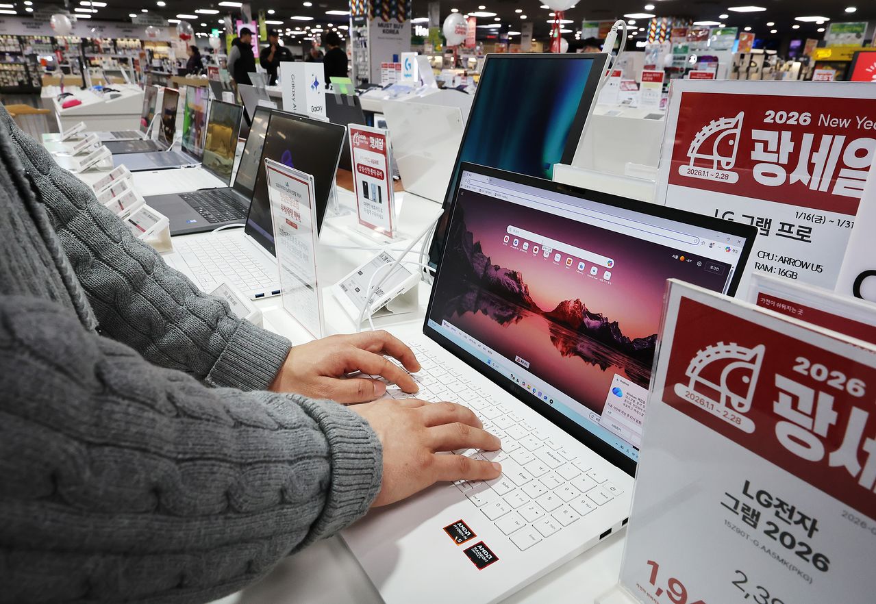 전세계적인 인공지능(AI) 열풍으로 메모리 반도체 수요가 급증하면서 스마트폰과 PC 등 주요 IT 기기 가격이 줄줄이 오를 것이라는 전망이 나온다. 지난 25일 서울의 한 마트에서 고객이 노트북을 살펴보고 있다.   연합뉴스