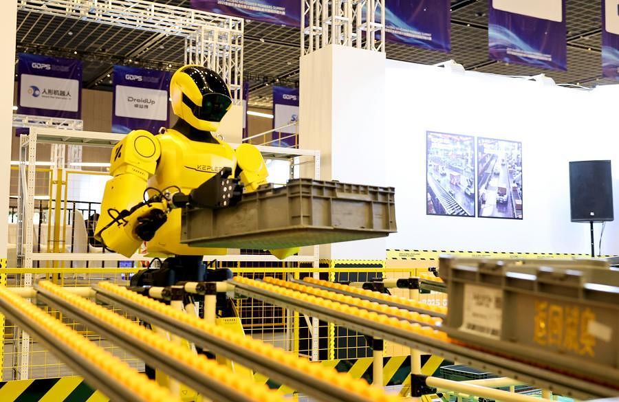2025년 12월 12일 '2025 글로벌 개발자 콘퍼런스 및 국제 체화지능 기능 대회(GDPS 2025)'에서 화물 운반 경기에 나선 로봇. 신화통신