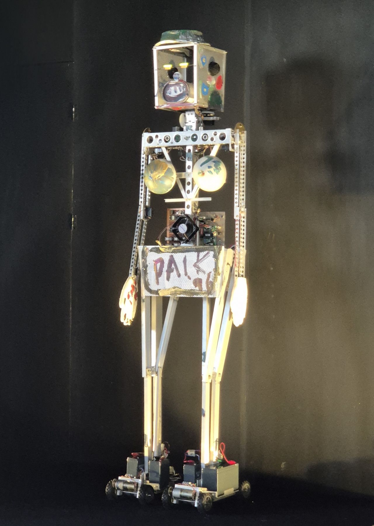 백남준이 만든 로봇 K-456은 이번에 복원돼 움직일 수 있게 됐다. 권근영 기자