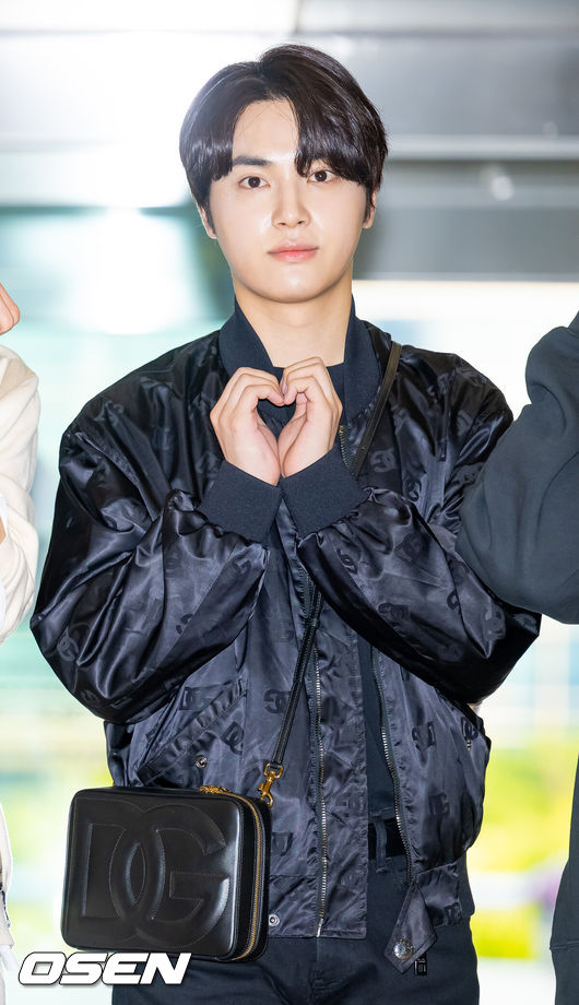 [OSEN=인천공항, 민경훈 기자] 11일 오후 그룹  더보이즈(THE BOYZ)가 케이콘 재팬 2023(KCON JAPAN 2023) 일정 참석 차 김포국제공항을 통해 일본 도쿄로 출국했다.더보이즈 주학년이 출국장으로 향하며 포즈를 취하고 있다. 2023.05.11 / rumi@osen.co.kr