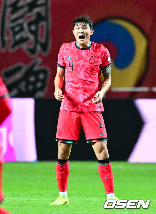 [OSEN=서울월드컵경기장, 지형준 기자] 한국 축구가 안방에서 '남미 강호' 파라과이를 물리치며 사상 최초의 2026 국제축구연맹(FIFA) 북중미 월드컵 포트 2 확보에 청신호를 켰다.한국 축구대표팀은 14일 오후 8시서울월드컵경기장에서 열린 A매치친선 경기에서 파라과이를 2-0으로 제압했다. 지난 10일 일본 원정에서 2-2로 비기고 온 파라과이는 한국에 덜미를 잡히며 10월 아시아 투어를 1무 1패로 마감하게 됐다.전반 한국 김민재가 경기를 조율하고 있다. 2025.10.14. /jpnews@osen.co.kr