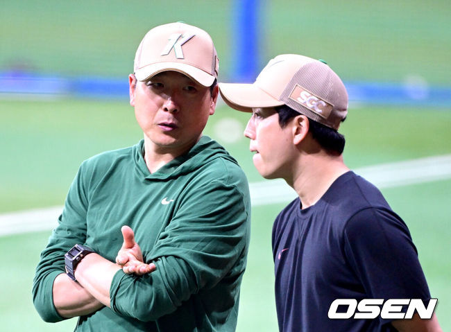 [OSEN=최규한 기자] 키움 홍원기 감독-김창현 수석코치. 2025.07.04 / dreamer@osen.co.kr
