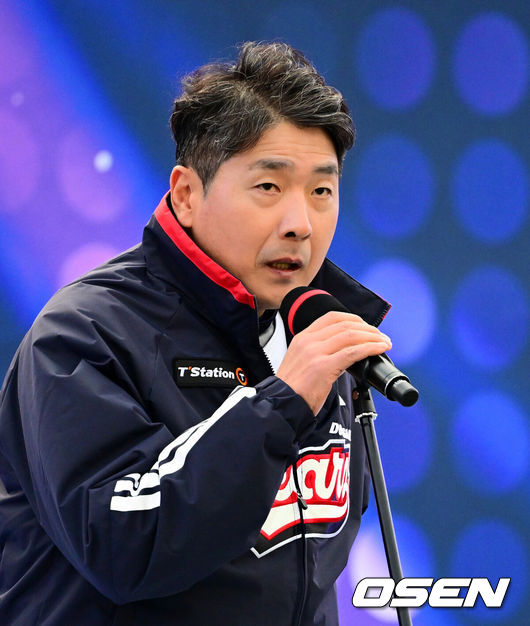 [OSEN=잠실, 지형준 기자] 프로야구 두산 베어스가 23일 오후 서울 잠실야구장에서 ‘2025곰들의 모임’을 개최했다.곰들의 모임은 한 시즌 동안 변함없는 응원을 보내준 최강10번타자 팬들에게 감사의 마음을 전하기 위해 마련된 팬 페스티벌이다.홍원기 수석 코치가 인사를 하고 있다. 2025.11.23 /jpnews@osen.co.kr