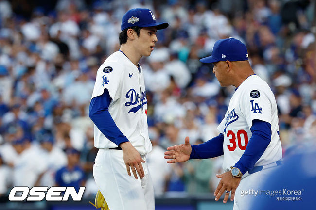 [사진] LA 다저스 사사키 로키와 데이브 로버츠 감독 ⓒGettyimages(무단전재 및 재배포 금지)
