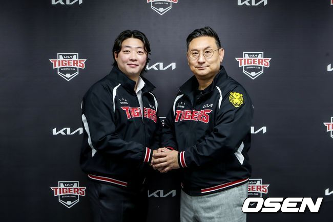 심재학 KIA 단장과 김범수. / KIA 타이거즈 제공