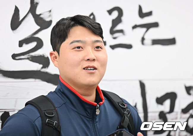 [OSEN=부산, 이석우 기자] 롯데 자이언츠 선수단이 25일 김해공항을 통해 전지훈련지인 대만 타이난으로 출국했다.김태형 감독 등코치진과 투수20명,포수5명,내야수9명,외야수7명 등 총41명의 선수단이 1월 20일까지 1차 캠프에서 체력 강화와 기술 훈련을 치른 뒤 21일부터 3월 5일까지 일본 미야자키로 옮겨 2차 캠프에서 구춘리그에 참가해 실전 감각을 점검한다. 롯데 자이언츠 한동희가 인터뷰를 하고 있다. 2026.01.25 / foto0307@osen.co.kr