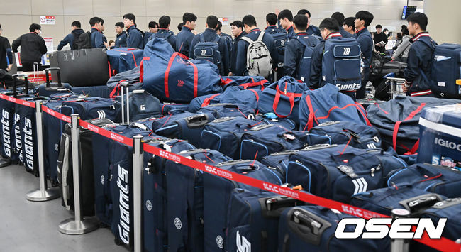 [OSEN=부산, 이석우 기자] 롯데 자이언츠 선수단이 25일 김해공항을 통해 전지훈련지인 대만 타이난으로 출국했다.김태형 감독 등코치진과 투수20명,포수5명,내야수9명,외야수7명 등 총41명의 선수단이 1월 20일까지 1차 캠프에서 체력 강화와 기술 훈련을 치른 뒤 21일부터 3월 5일까지 일본 미야자키로 옮겨 2차 캠프에서 구춘리그에 참가해 실전 감각을 점검한다. 롯데 자이언츠 선수들이 많은 짐을 부치고 있다. 2026.01.25 / foto0307@osen.co.kr
