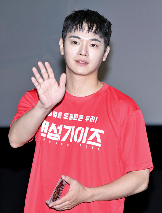 [OSEN=조은정 기자]20일 오후 서울 강남구 삼성동 메가박스 코엑스에서 영화 ‘핸섬가이즈’ 무대인사가 열렸다.올여름 극장가에 웃음을 선사하고 있는오싹 코미디 '핸섬가이즈'(감독 남동협)는 20일 기준 150만 관객을 돌파했다.배우 장동주가 무대인사를 하고 있다. 2024.07.20 /cej@osen.co.kr