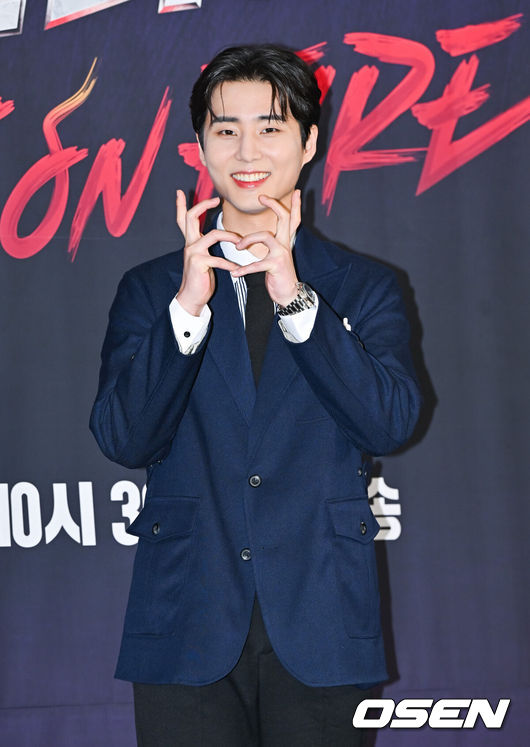 [OSEN=박준형 기자] 16일 서울 상암 스탠포드 호텔 코리아에서 JTBC 여성 보컬 그룹 결성 오디션 프로그램 '걸스 온 파이어' 제작발표회가 진행됐다.'걸스 온 파이어'는 개성 넘치는 보컬 실력자들이 모여 'NEW K-POP' 여성 보컬 그룹의 탄생을 그리는 JTBC의 신규 오디션 프로그램으로 단독 MC 장도연과 윤종신, 개코, 선우정아, 정은지, 영케이, 킹키  탄탄한 6인의 프로듀서가 이날 행사에 참석했다. 데이식스 영케이가 포즈를 취하고 있다. 2024.04.16 / soul1014@osen.co.kr