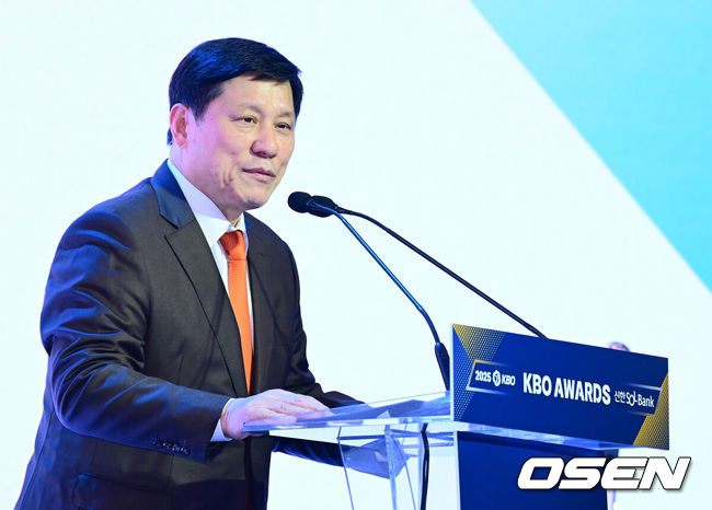 [OSEN=지형준 기자] 24일 오후 서울 잠실 롯데호텔 월드 크리스탈볼룸에서 ‘2025 신한 SOL뱅크 KBO 시상식’이 열렸다.KBO 시상식에서 가장 관심을 모으는 것은 단연 MVP 수상자다. 올해 MVP 레이스는 한화 코디 폰세와 삼성 르윈 디아즈의 2파전이다.KBO 허구연 총재가 인사말을 하고 있다. 2025.11.24 /jpnews@osen.co.kr