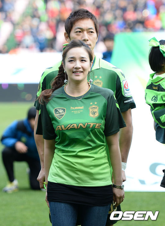 [OSEN=전주월드컵경기장, 이대선 기자] 15일 오후 전주월드컵경기장에서  K리그 클래식 36라운드 전북 현대와 포항 스틸러스의 경기가 열렸다.경기에 앞서 전북 김남일과 함께 입장한 아내 김보민 아나운서가 미소를 짓고 있다.전북은 포항 스틸러스와 홈경기의 결과와 상관없이 경기 종료 후 우승 시상식을 갖는다. 지난 8일 제주 유나이티드와 원정경기서 3-0으로 승리를 차지한 전북은 2위 수원 삼성과 승점 차를 13점으로 벌리며 남은 3경기 결과와 상관없이 우승을 확정 지었다.조기 우승을 확정지은 전북이지만 남은 경기의 동기부여는 확실하다. 우승 확정 후 첫 상대가 아시아축구연맹(AFC) 챔피언스리그 16강전, 지난해 FA컵 결승전에서 전북을 무릎 꿇게 했던 포항이라는 점은 전북의 승부욕을 자극하기에 충분하다.한편 승점 57점으로 리그 3위를 달리고 있는 포항은 AFC 챔피언스리그 출전 직행권이 주어지는 리그 2위를 목표로 남은 3경기에서 모두 승리하겠다는 각오다. /sunday@osen.co.kr