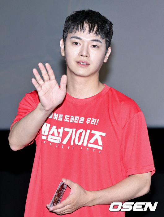 [OSEN=조은정 기자]20일 오후 서울 강남구 삼성동 메가박스 코엑스에서 영화 ‘핸섬가이즈’ 무대인사가 열렸다.올여름 극장가에 웃음을 선사하고 있는오싹 코미디 '핸섬가이즈'(감독 남동협)는 20일 기준 150만 관객을 돌파했다.배우 장동주가 무대인사를 하고 있다. 2024.07.20 /cej@osen.co.kr