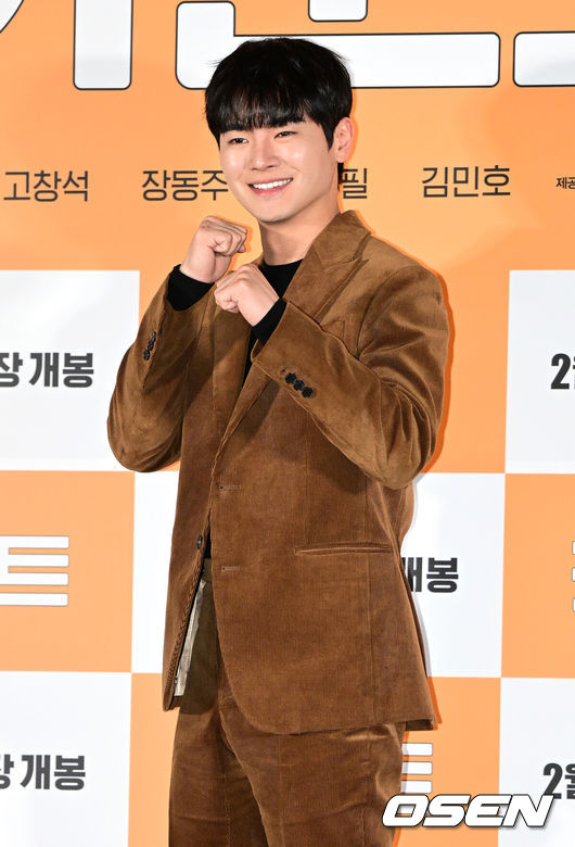 [OSEN=최규한 기자] 13일 오후 서울 CGV 용산아이파크몰에서 영화 ‘카운트’ (감독 권혁재) 언론시사회 및 간담회가 열렸다.영화 ‘카운트'는 금메달리스트 출신, 한번 물면 절대 놓지 않는 마이웨이 선생 시헌(진선규 분)이 오합지졸 제자들을 만나 세상을 향해 유쾌한 한 방을 날리는 이야기를 그린 영화다.배우 장동주가 포토타임을 하고 있다. 2023.02.13 / dreamer@osen.co.kr