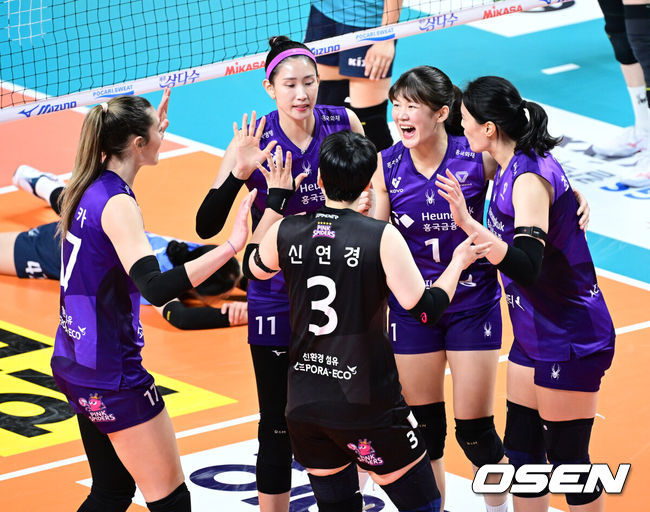 [OSEN=장충, 최규한 기자] 29일 오후 서울 장충체육관에서 ‘진에어 2025~2026 프로배구 V리그’ 여자부 GS칼텍스와 흥국생명의 경기가 열렸다.홈팀 GS칼텍스는 11승 13패 승점 33으로 5위, 방문팀 흥국생명은 14승 10패 승점 44로 2위를 달리고 있다.2세트, 흥국생명 선수들이 득점에 기뻐하고 있다. 2026.01.29 / dreamer@osen.co.kr