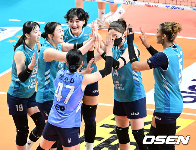 [OSEN=장충, 최규한 기자] 29일 오후 서울 장충체육관에서 ‘진에어 2025~2026 프로배구 V리그’ 여자부 GS칼텍스와 흥국생명의 경기가 열렸다.홈팀 GS칼텍스는 11승 13패 승점 33으로 5위, 방문팀 흥국생명은 14승 10패 승점 44로 2위를 달리고 있다.2세트, GS칼텍스 선수들이 득점에 기뻐하고 있다. 2026.01.29 / dreamer@osen.co.kr