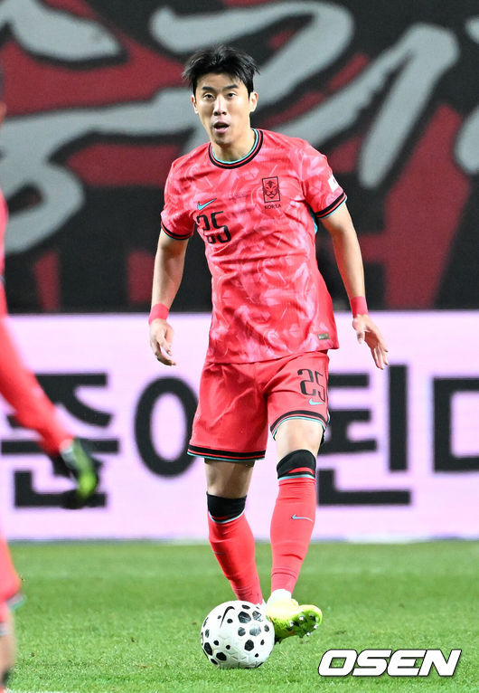 [OSEN=서울월드컵경기장, 이대선 기자] 홍명보 감독이 이끄는 대한민국 축구대표팀이 18일 오후 서울월드컵경기장에서 아프리카 강호 가나와 평가전을 가졌다.홍명보호의 2025년의 끝을 장식할 경기다. 내달 2026 국제축구연맹(FIFA) 북중미 월드컵 조 추첨을 앞두고 열리는 마지막 평가전이기도 하다. 현재 한국은 가나전 결과와 상관없이 사실상 월드컵 포트 2가 확정된 상태다. 아프리카 예선을 뚫고 북중미행에 성공한가나는 FIFA 랭킹 73위다.22위 한국보다는 51계단낮다. 하지만 통산 전적에서 4승 3패로 한국보다 우위다.전반 대한민국 권혁규가 드리블 돌파를 하고 있다. 2025.11.18 /sunday@osen.co.kr