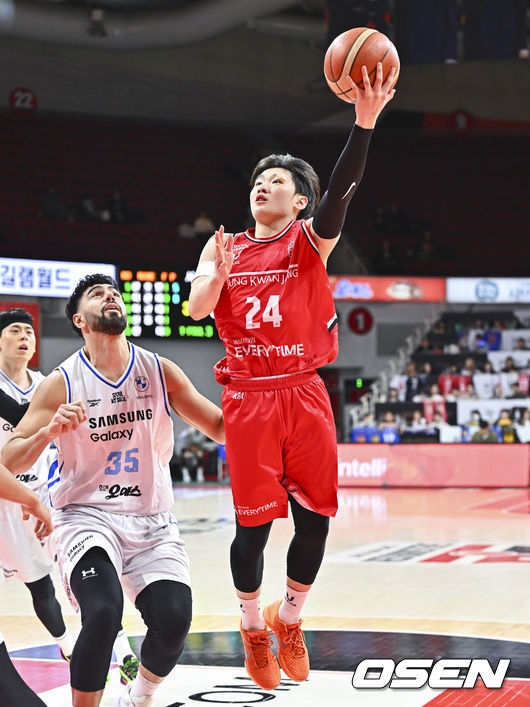 [OSEN=안양, 박준형 기자]  29일 오후 안양실내체육관에서 2025-2026 LG전자 프로농구 안양 정관장과 서울 삼성의 경기가 진행됐다.1위 도약을 노리는2위 안양 정관장과 정관장만 만나면 강했던9위 서울 삼성의 대결이다. 2쿼터 안양 정관장 문유현이 바스켓카운트를 얻어내고 있다  2026.01.29 / soul1014@osen.co.kr