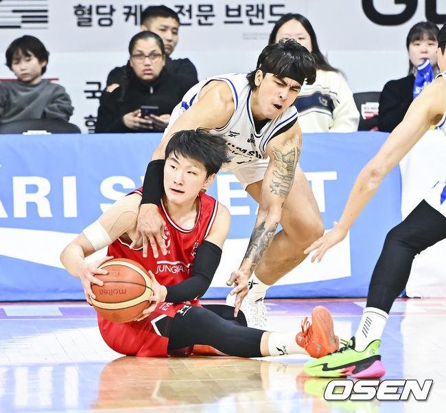 [OSEN=안양, 박준형 기자]  29일 오후 안양실내체육관에서 2025-2026 LG전자 프로농구 안양 정관장과 서울 삼성의 경기가 진행됐다.1위 도약을 노리는2위 안양 정관장과 정관장만 만나면 강했던9위 서울 삼성의 대결이다. 3쿼터 안양 정관장 문유현이 쓰러지며 공을 잡은뒤 패스 시도하고 있다.  2026.01.29 / soul1014@osen.co.kr