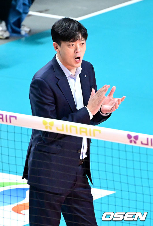 [OSEN=장충, 최규한 기자] 29일 오후 서울 장충체육관에서 ‘진에어 2025~2026 프로배구 V리그’ 여자부 GS칼텍스와 흥국생명의 경기가 열렸다.홈팀 GS칼텍스는 11승 13패 승점 33으로 5위, 방문팀 흥국생명은 14승 10패 승점 44로 2위를 달리고 있다.1세트, GS칼텍스 이영택 감독이 선수들을 격려하고 있다. 2026.01.29 / dreamer@osen.co.kr