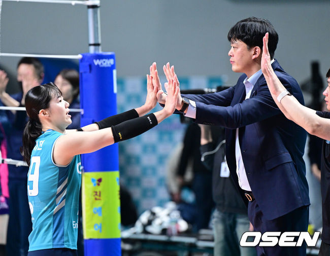 [OSEN=장충, 최규한 기자] GS칼텍스 KIXX가 극적인 역전승을 거두며 흥국생명 핑크스파이더스의 6연승 도전을 저지했다.GS칼텍스는 29일 서울 장충체육관에서 열린 ‘도드람 2025-2026 V-리그’ 5라운드 흥국생명과의 경기에서 세트스코어 3-2(15-25, 19-25, 25-22, 25-15, 15-11)로 승리했다.경기를 마치고 승리한 GS칼텍스 유서연이 이영택 감독과 인사를 나누고 있다. 2026.01.29 / dreamer@osen.co.kr