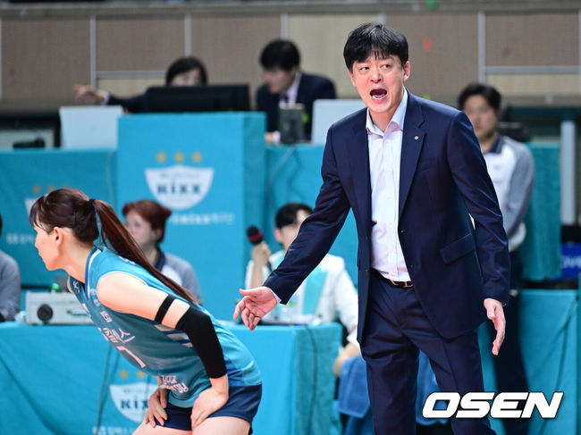 [OSEN=장충, 최규한 기자] GS칼텍스 KIXX가 극적인 역전승을 거두며 흥국생명 핑크스파이더스의 6연승 도전을 저지했다.GS칼텍스는 29일 서울 장충체육관에서 열린 ‘도드람 2025-2026 V-리그’ 5라운드 흥국생명과의 경기에서 세트스코어 3-2(15-25, 19-25, 25-22, 25-15, 15-11)로 승리했다.5세트 막판 GS칼텍스 이영택 감독이 작전 지시를 내리고 있다. 2026.01.29 / dreamer@osen.co.kr