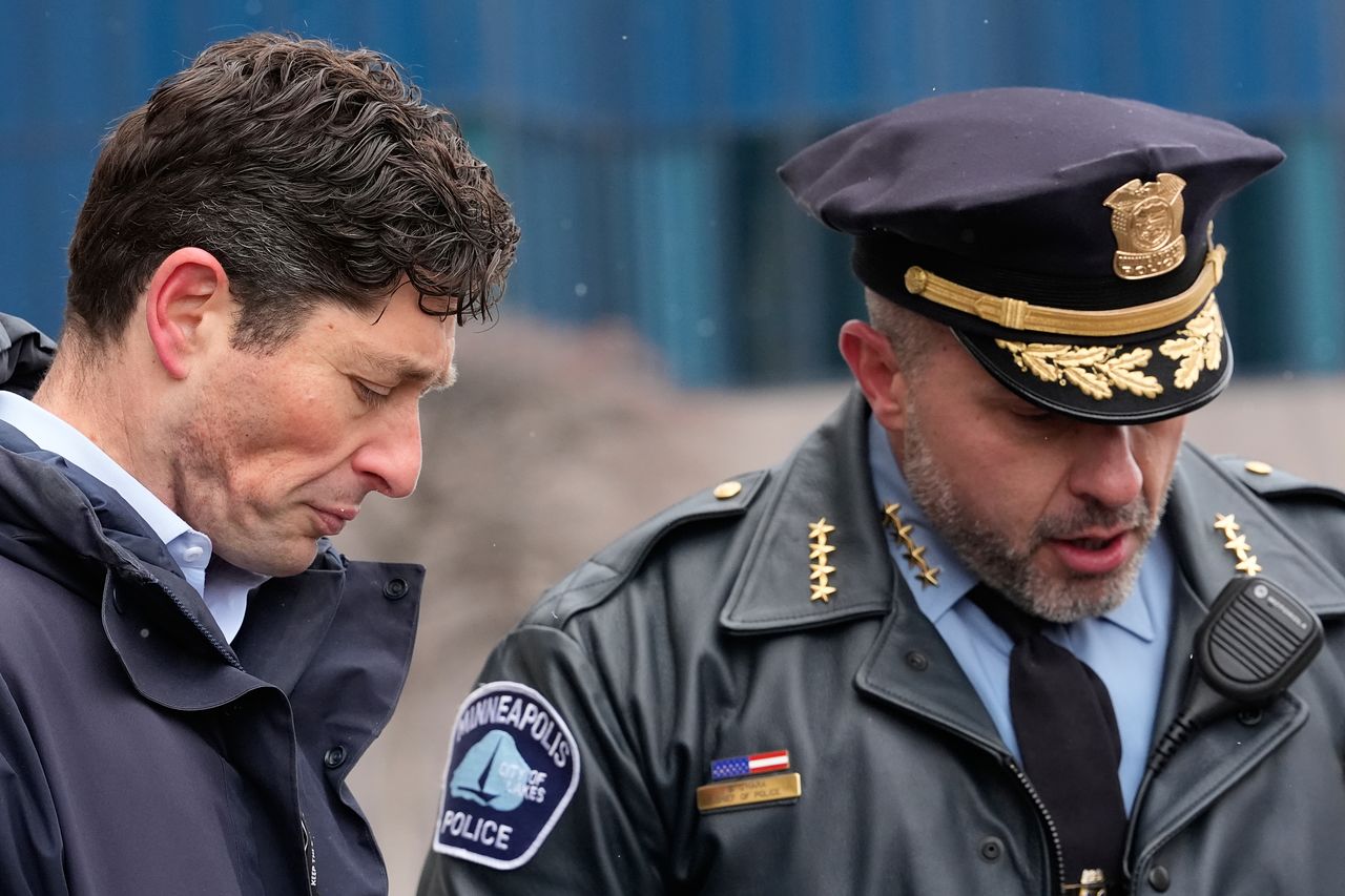 지난 10일(현지시간) 제이콥 프레이 미니애폴리스 시장이 요원들의 총격이 발생한 현장을 둘러보다 고개를 숙이고 있디. AP=연합뉴스