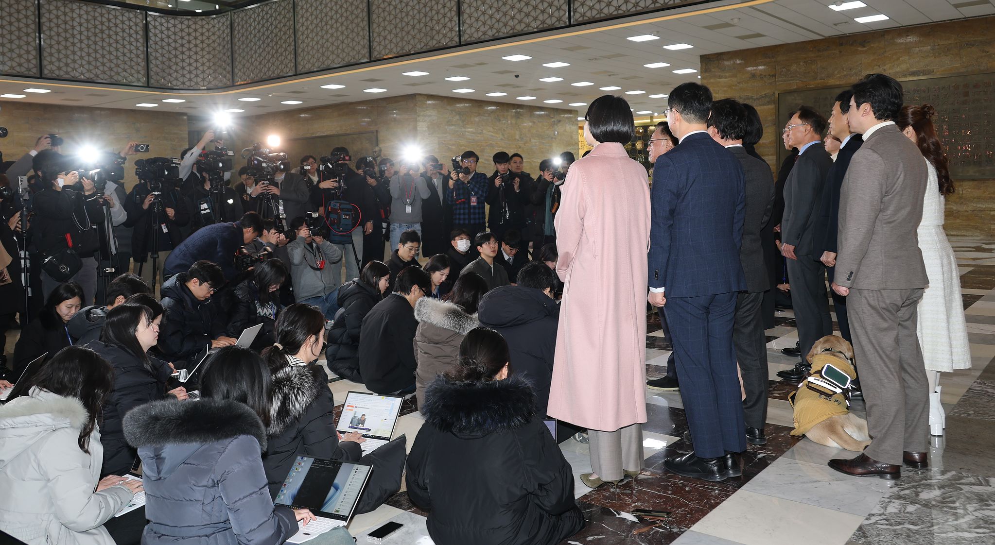 친한계로 분류되는 국민의힘 의원들이 29일 국회 로텐더홀 앞에서 의원총회를 앞두고 한동훈 전 대표 제명을 주도한 장동혁 대표 체제 지도부의 즉각 사퇴를 요구하는 집단 성명을 발표하고 있다.   이날 입장문에는 김성원(3선), 김형동·김예지·서범수·박정하·배현진(이상 재선), 고동진·박정훈·우재준·정성국·정연욱·김건·안상훈·유용원·진종오·한지아(이상 초선) 의원이 이름을 올렸다. 연합뉴스