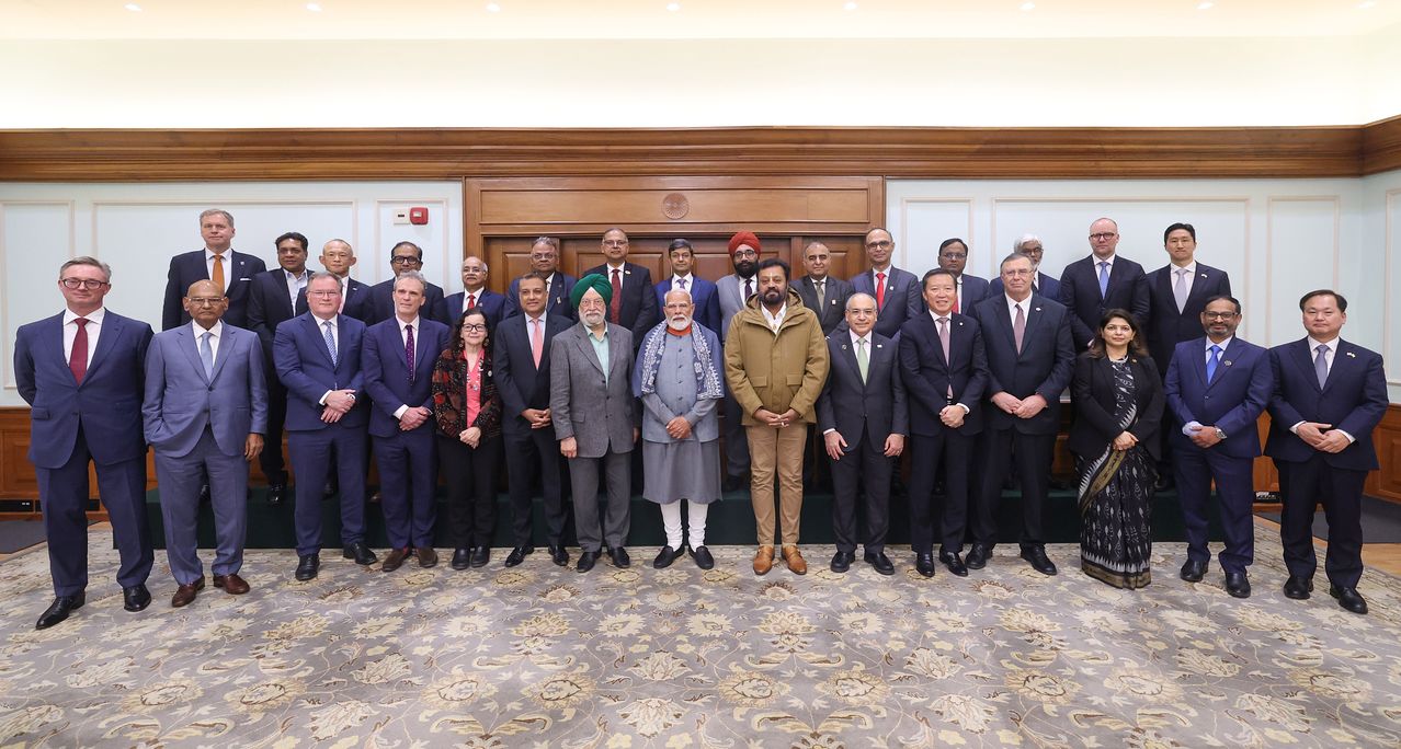 인도 뉴델리 총리 관저에서 28일(현지시간) 열린 ‘글로벌 에너지 리더 라운드테이블’에서 정기선 HD현대 회장(뒷줄 맨 오른쪽)과 김형관 HD한국조선해양 대표(앞줄 맨 오른쪽)이 기념 사진을 촬영하고 있다. 정 회장과 김 대표는 나렌드라 모디 인도 총리(앞줄 가운데) 초청으로 한국 기업인 중 유일하게 참석했다. 사진 인도 총리실 홈페이지 발췌