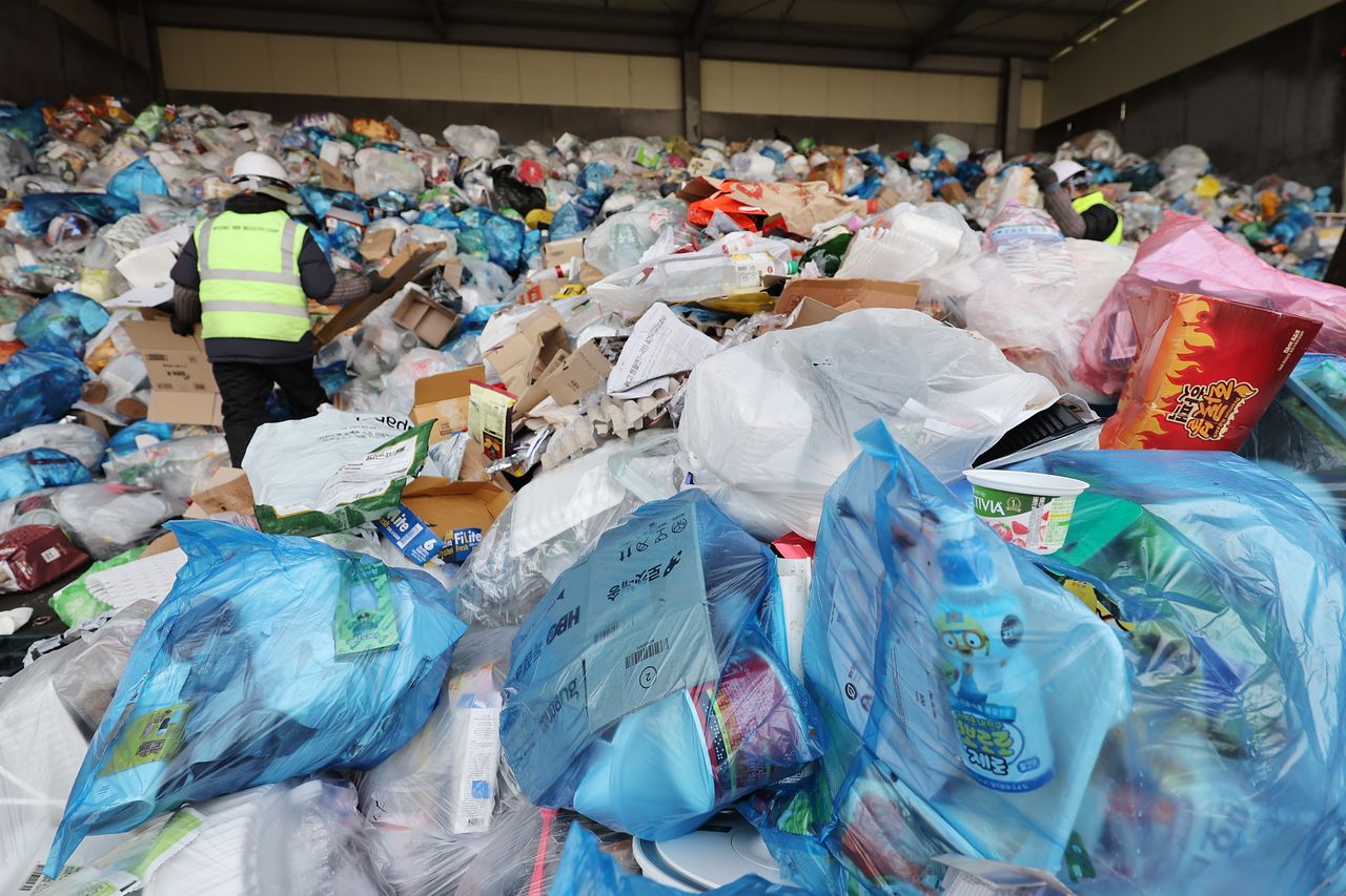 지난 26일 서울 도봉구 재활용 선별장에 쓰레기들이 쌓여있다.   서울시는 이달부터 시민 1명당 연간 종량제봉투 1개 분량의 쓰레기를 줄이는 '생활폐기물 다이어트 천만 시민 실천 프로젝트'를 추진한다고 발표했다. 연합뉴스