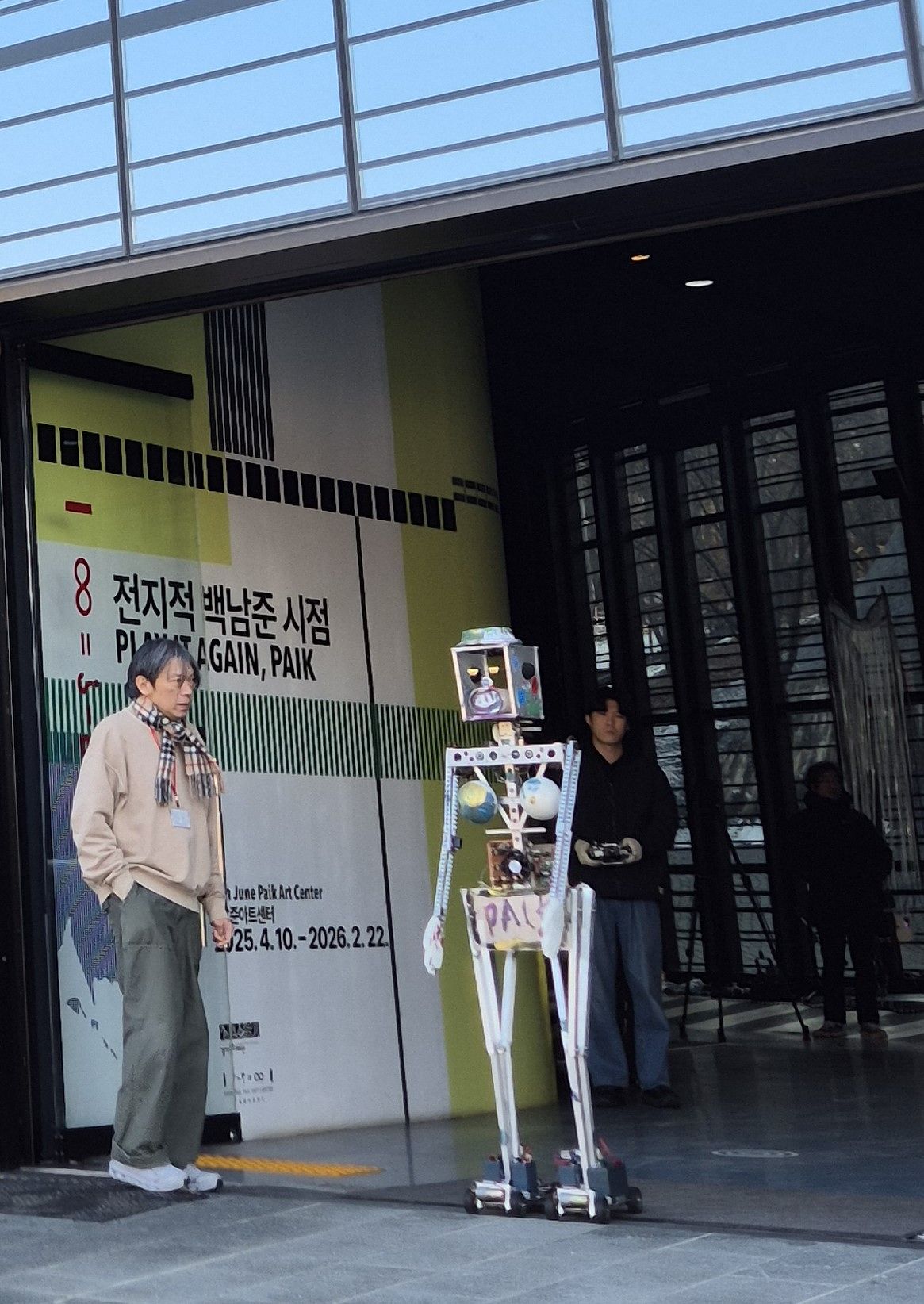 K-456과 함께 있는 미디어 아티스트 권병준. 권근영 기자