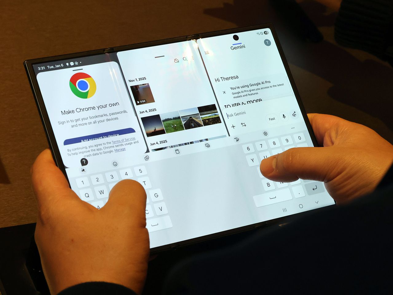 '소비자가전쇼(CES 2026)' 개막일인 지난 6일(현지시간) 미국 라스베이거스 윈호텔에 마련된 삼성전자 단독 전시장에서 관람객들이 갤럭시 Z 트라이 폴드를 살펴보고 있다. 뉴스1