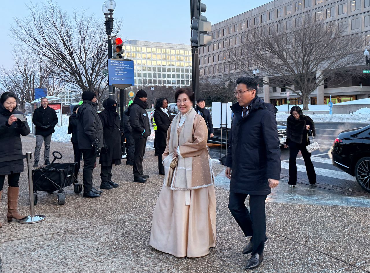 홍라희 리움미술관 명예관장이 28일(현지시간) 미국 워싱턴 D.C. 스미스소니언 예술산업관에서 열린 ‘이건희 컬렉션’ 갈라 행사장에 사위인 김재열 삼성글로벌리서치 사장과 들어서고 있다. 뒤 오른편은 딸 이서현 삼성물산 사장. 연합뉴스 