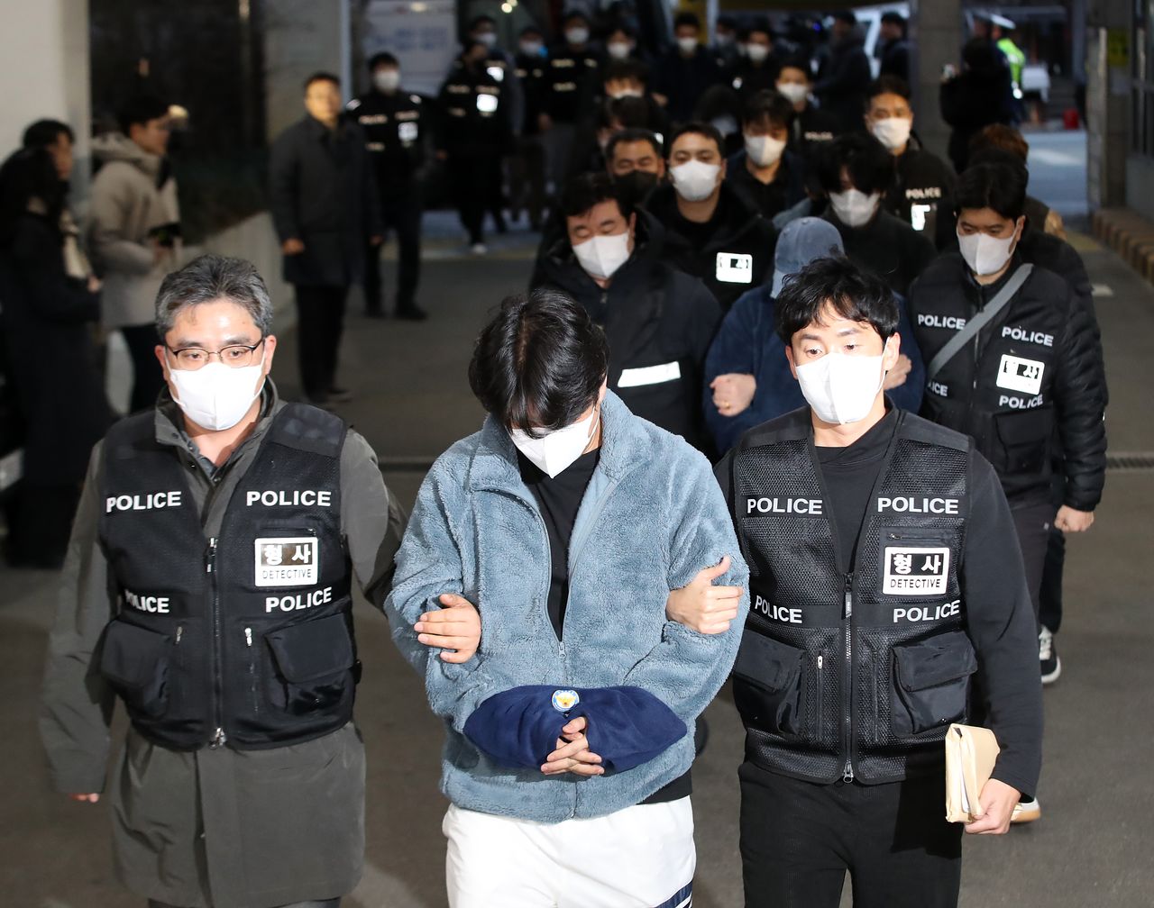 캄보디아에서 대규모 스캠 범죄를 저질러 강제 송환된 한국인 피의자들이 23일 오후 부산 동래구 동래경찰서로 압송되고 있다. 뉴스1