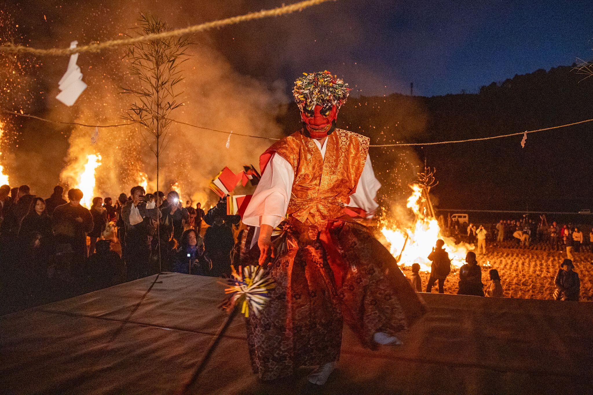 시와스 마쓰리에서는 가면을 쓰고 가무를 즐기는 '가구라(神楽)'도 볼 수 있다.