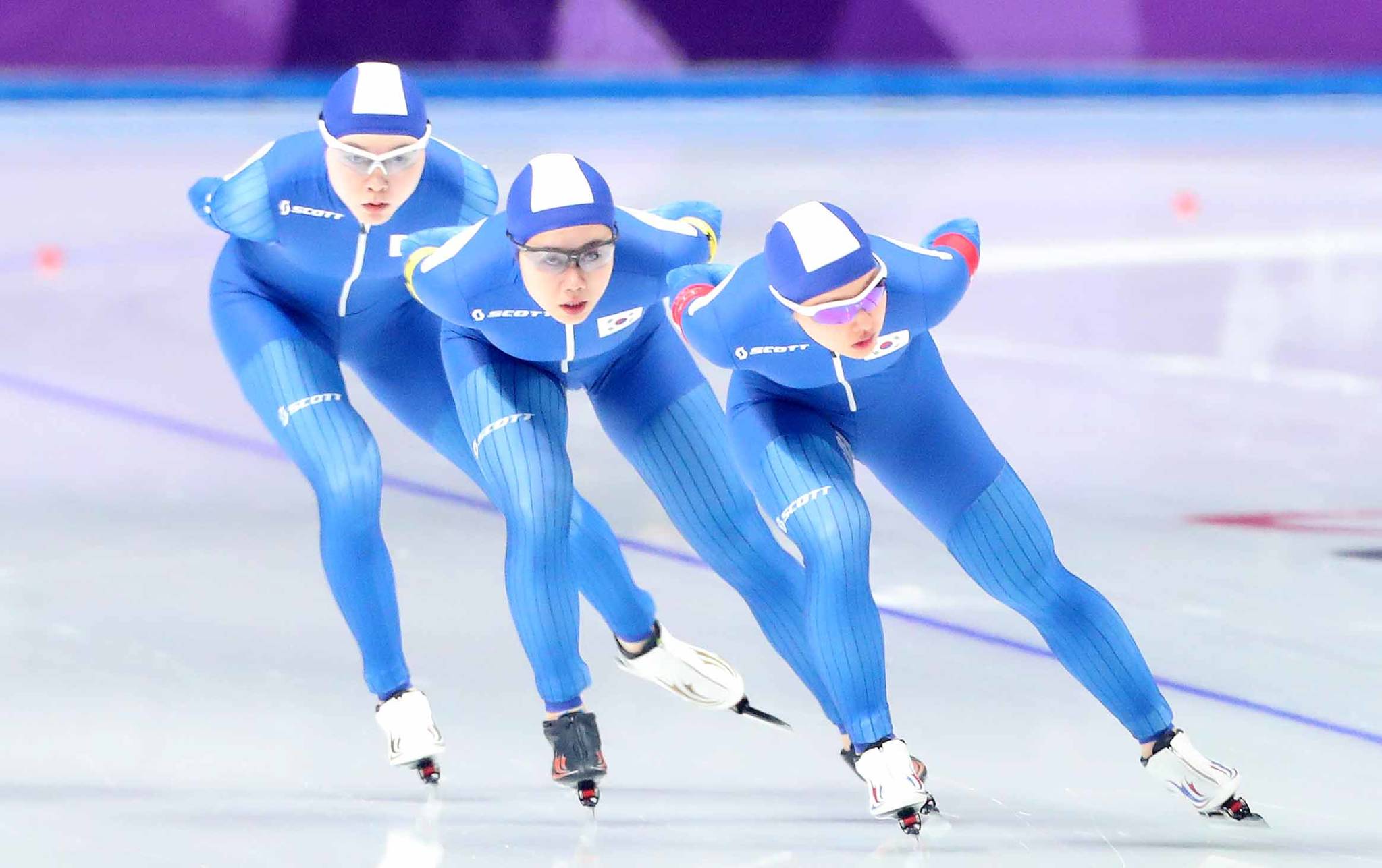 2018년 여자 팀추월 경기를 펼치는 김보름, 박지우,  노선영(오른쪽부터)