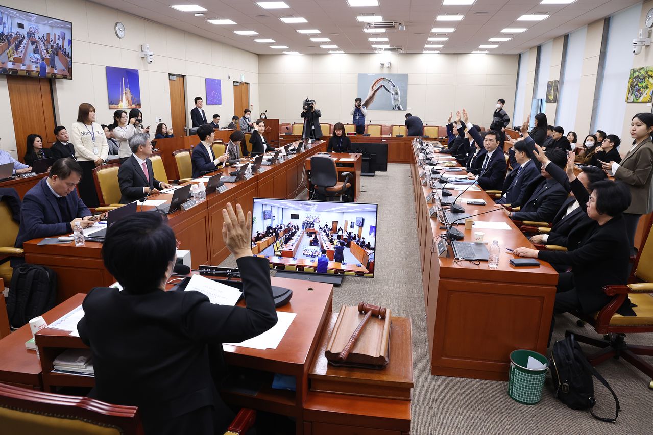 29일 서울 여의도 국회에서 열린 과학기술정보방송통신위원회 전체회의에서 여야 의원들이 이진숙 전 방송통신위원장 등에 대한 국정감사 증인 고발의 건을 거수 표결하고 있다. 뉴스1