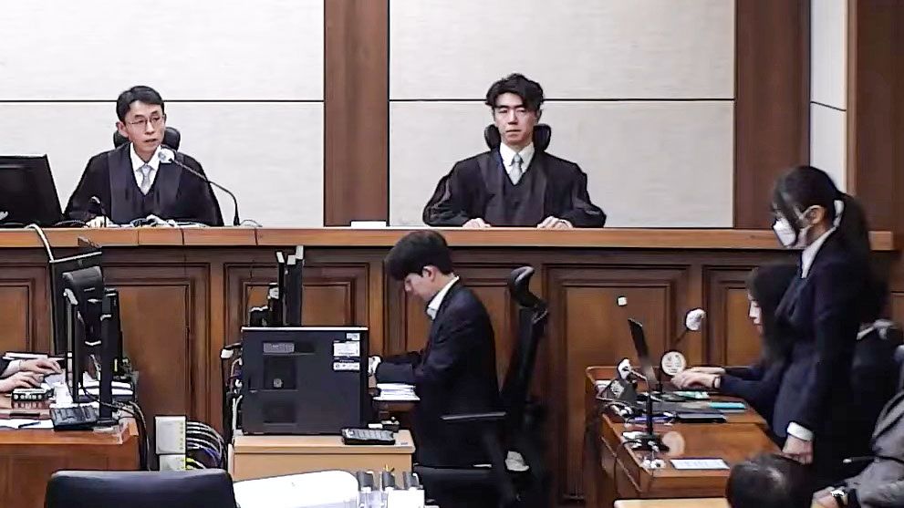 김건희 여사가 28일 서울중앙지방법원에서 열린 1심에서 징역 1년8개월을 선고받고 있다. 3대 의혹 중 통일교 측으로부터 명품을 수수한 혐의(알선수재)만이 유죄로 인정됐다. [사진 중앙지법 영상 캡처]