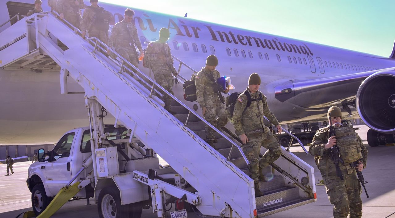 27일 한국 경기 평택 오산공군기지에서 주한미군 2사단/한미연합사단 예하 제2스트라이커여단 전투단 소속 미 육군 병력들이 항공기에서 내리고 있다. 사진 SNS 캡처
