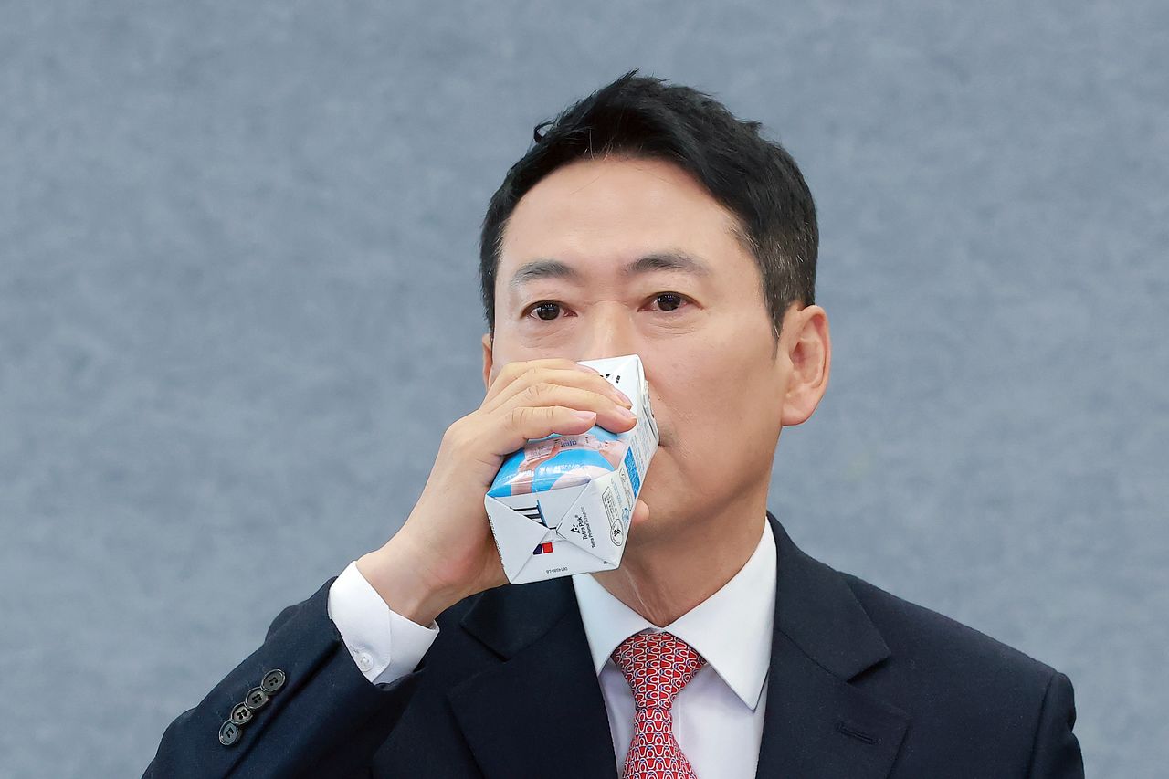 장동혁 국민의힘 대표가 28일 aT 센터에서 열린 간담회에서 물을 마시고 있다. 김성룡 기자