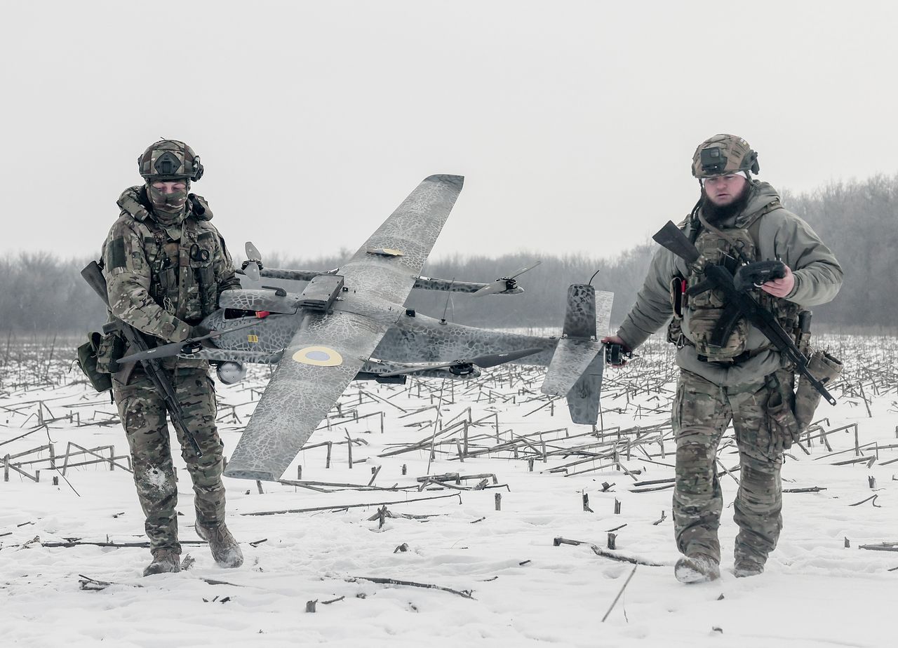 우크라이나 장병이 도네츠크 최전선에서 적진을 정찰할 무인항공기를 띄우려고 하고 있다. 우크라이나는 세계 최초로 무인체계군을 별도 군종으로 창설했다. EPA=연합