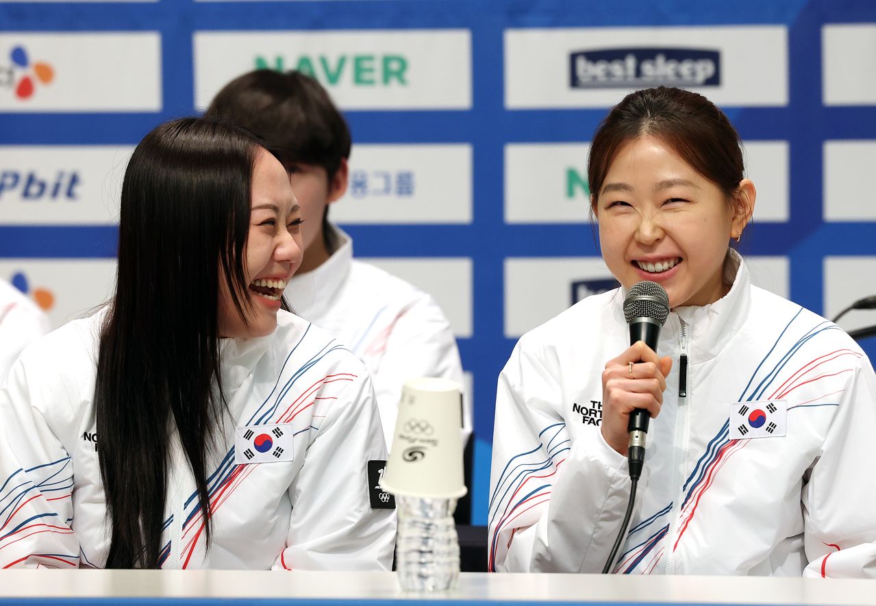 스피드 스케이팅 절친 박지우와 김민선(오른쪽). 연합뉴스