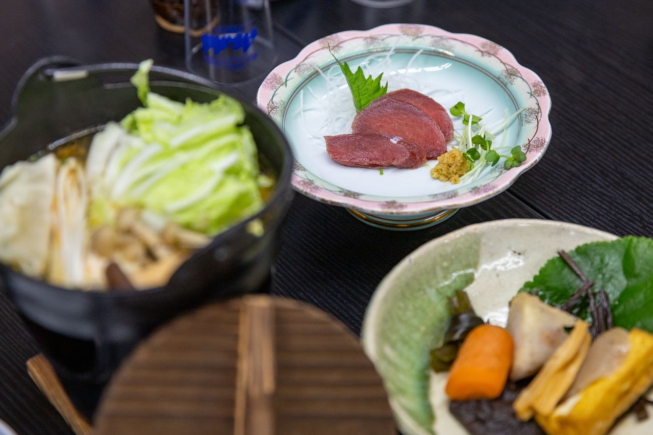 난고여관의 저녁 식사. 위쪽에 보이는 빨간 고기가 사슴 육회다. 기름기가 적어서 담백했다. 여관 주인장은 마을에 야생 사슴이 많아서 늘 신선한 고기를 먹을 수 있다고 했다.