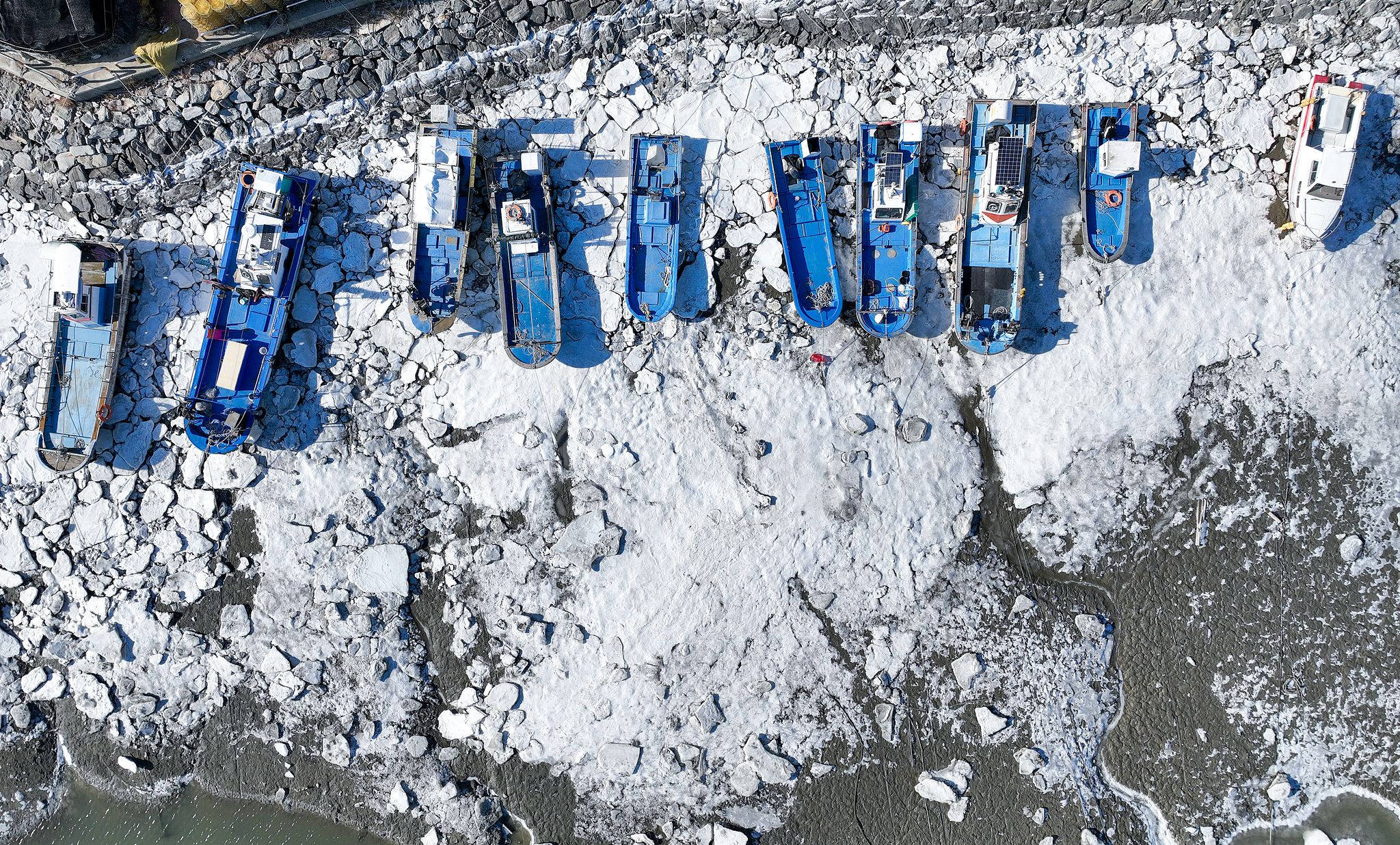 28일 인천 중구 영종도 예단포선착장의 갯벌의 바닷물이 얼어붙어 있다. 우상조 기자